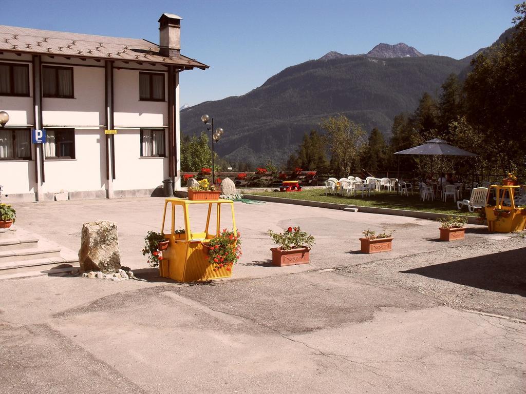 Hotel De La Telecabine Courmayeur Bagian luar foto